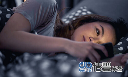 睡前玩手機容易影響睡眠